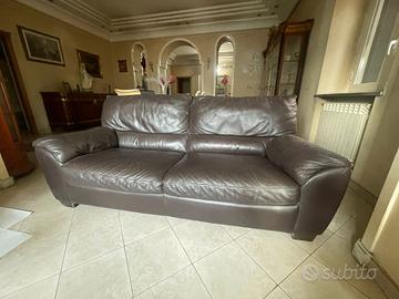 DIVANO GRANDE DUE POSTI MARRONE COME NUOVO