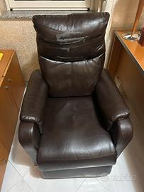 Poltrona relax marrone reclinabile con pedaliera