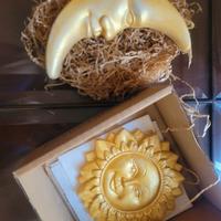 Sole e luna in gesso color oro