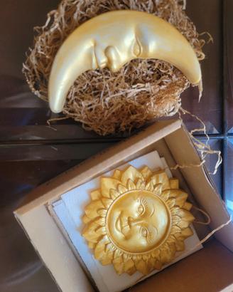 Sole e luna in gesso color oro