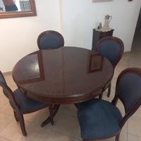 Tavolo in mogano con sedie