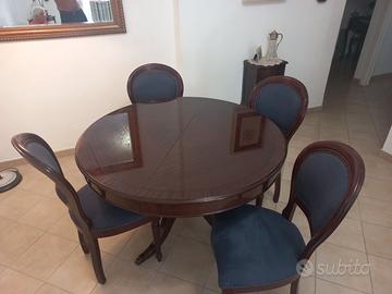 Tavolo in mogano con sedie