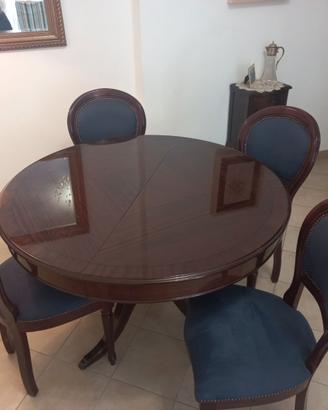 Tavolo in mogano con sedie