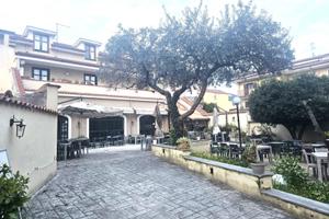 S. Leucio. Indipendente con locale comle e abitazi