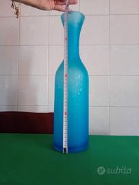 Elegante vaso azzurro in vetro