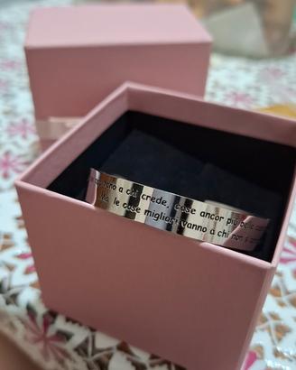 Bracciale in acciaio con scritta 