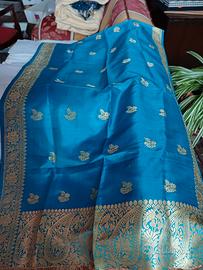 stola con ricamo di filo dorato 