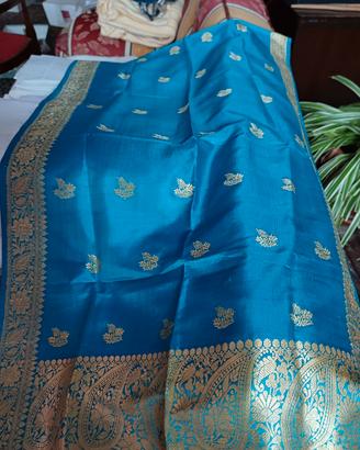 stola con ricamo di filo dorato 