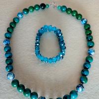 Collana di pietre verdi e blu con bracciale.