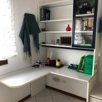 Scrivania con ripiani e vetrinetta