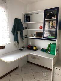 Scrivania con ripiani e vetrinetta
