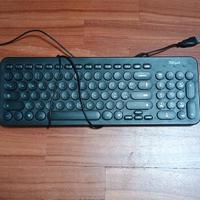 tastiera da ufficio nera italiana con cavo QWERTY