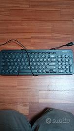 tastiera da ufficio nera italiana con cavo QWERTY