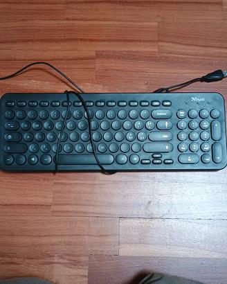 tastiera da ufficio nera italiana con cavo QWERTY