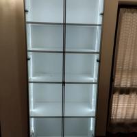Vetrina Ikea illuminata a led