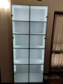 Vetrina Ikea illuminata a led