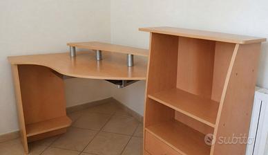 Scrivania angolare con libreria già smontata