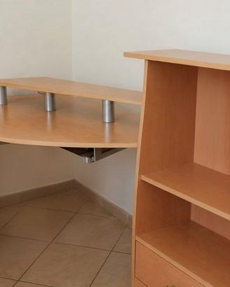 Scrivania angolare con libreria già smontata