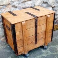 vecchio baule con rotelle