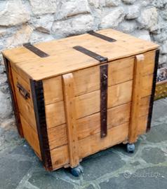 vecchio baule con rotelle