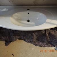 Lavabo in ceramica