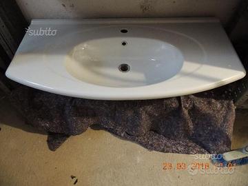 Lavabo in ceramica