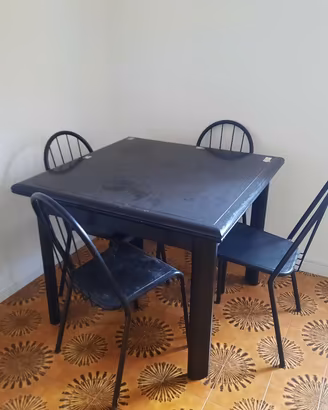 Tavolo allungabile con 4 sedie 