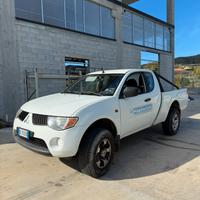 mitsubishi L200 pick-up autocarro
