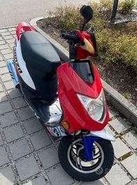 Piccolo scooter da 50 cc a buon mercato