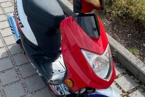 Piccolo scooter da 50 cc a buon mercato