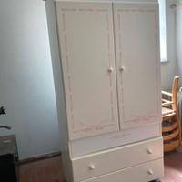 Armadio per biancheria e abbigliamento bambina