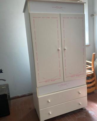 Armadio per biancheria e abbigliamento bambina