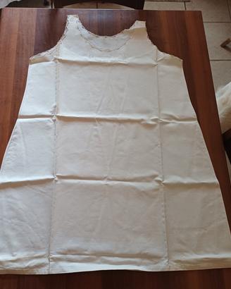 Antica camicia da notte o sottoveste della nonna.