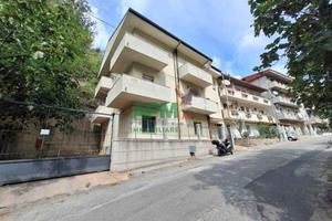STREPITOSO INDIPENDENTE SU 3 LIVELLI CON TERRENI -
