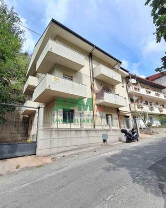 STREPITOSO INDIPENDENTE SU 3 LIVELLI CON TERRENI -
