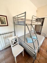 Letto a castello in metallo grigio