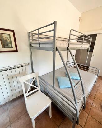 Letto a castello in metallo grigio