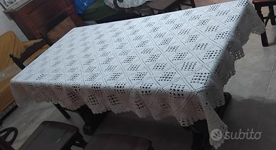 tovaglia ricamata a mano