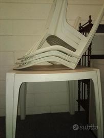 tavolo con sedie in plastica implacabile