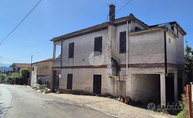 CASA SEMINDIPENDENTE A FROSINONE