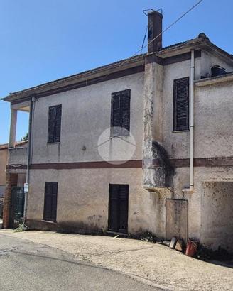 CASA SEMINDIPENDENTE A FROSINONE