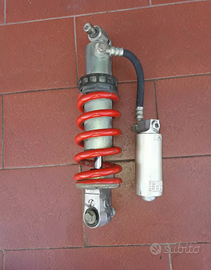 Ammortizzatore Showa MAE-003