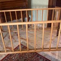 Lettino in legno con le sbarre