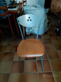 sedie in legno con telaio in metallo