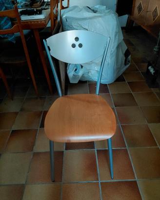 sedie in legno con telaio in metallo