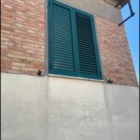 Finestra in alluminio con infisso