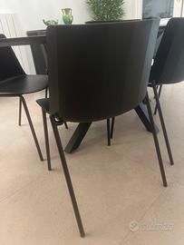 Tavolo in legno  con sei sedie polipropilene