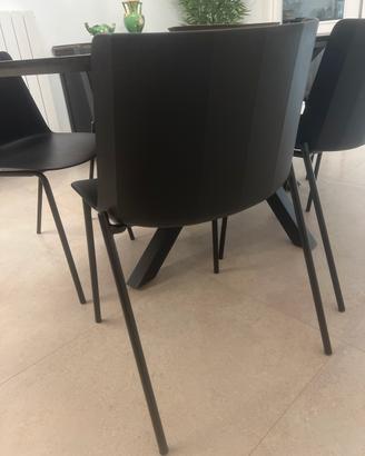 Tavolo in legno  con sei sedie polipropilene