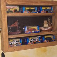 bacheca con modellini