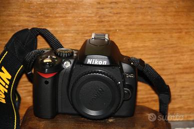corpo nikon d40, batteria e caricabatteria  cinghi